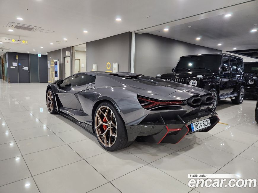 Lamborghini Revuelto 2025
