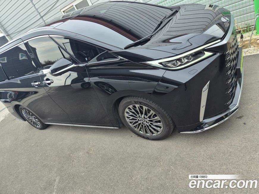 Lexus LM 2025