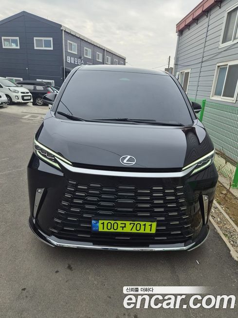 Lexus LM 2025