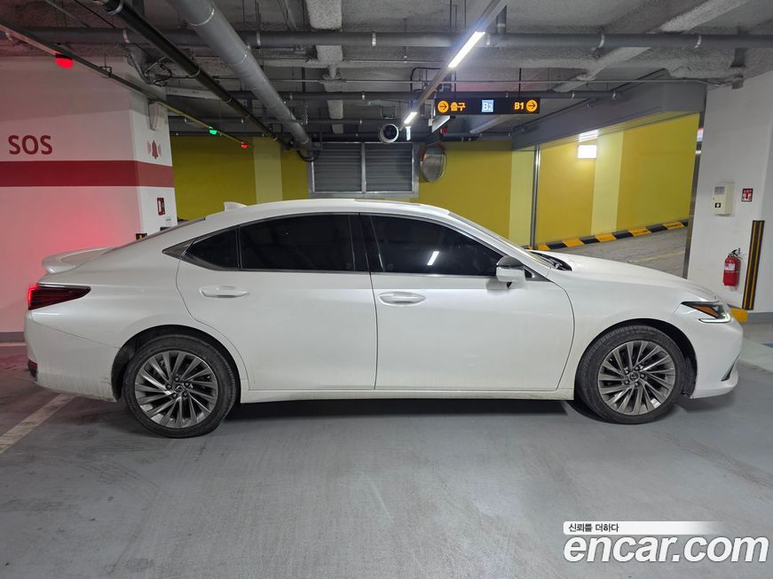 Lexus ES 2025