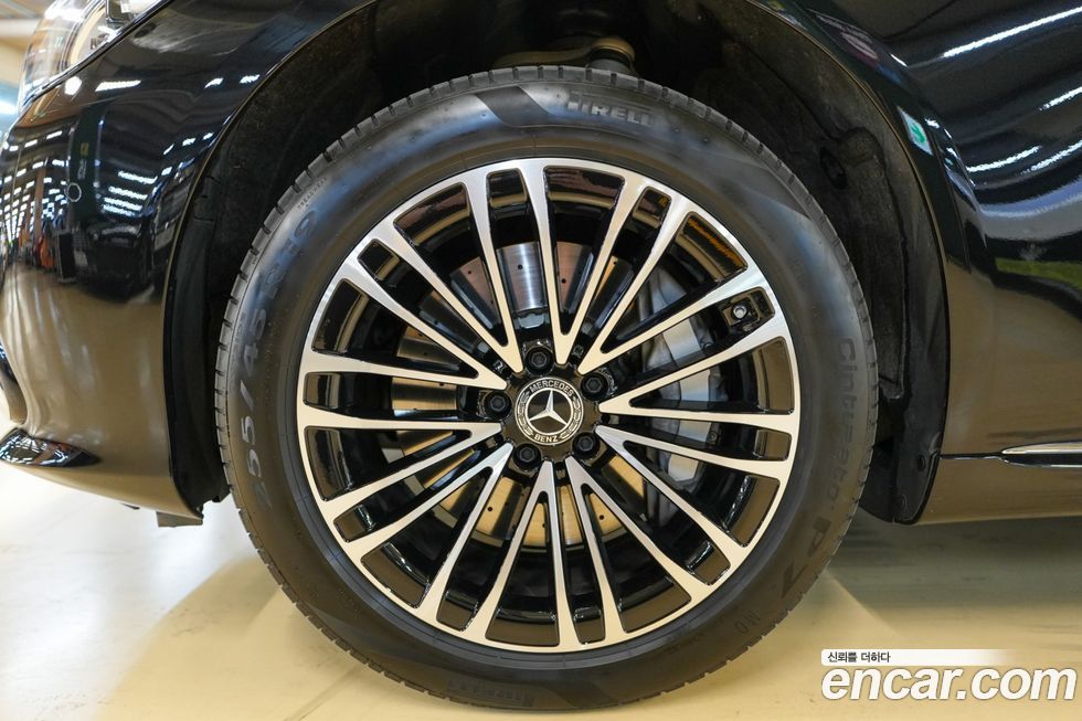 Mercedes-Benz S-Class 2025