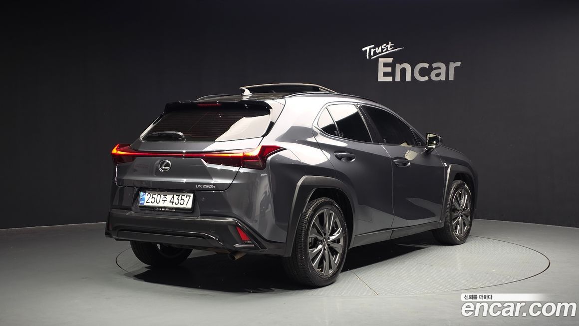 Lexus UX 2024