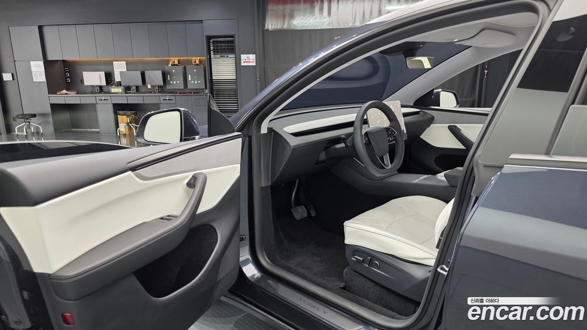 Tesla Model Y 2025