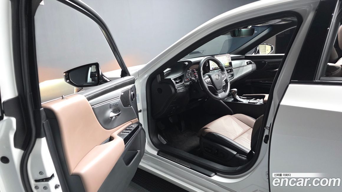 Lexus ES 2025