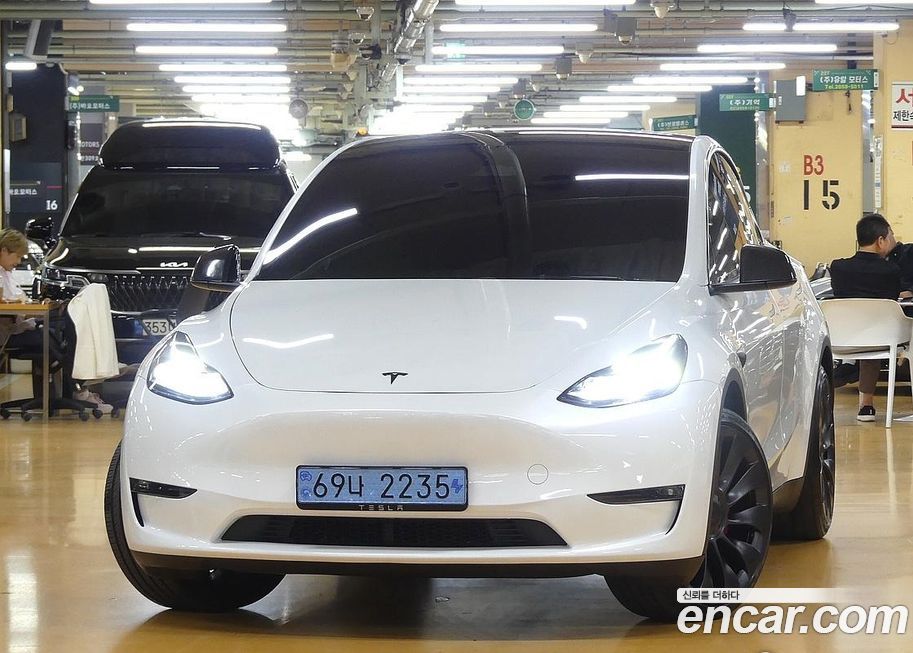 Tesla Model Y 2024