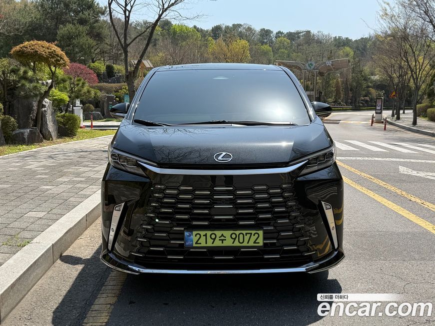 Lexus LM 2025