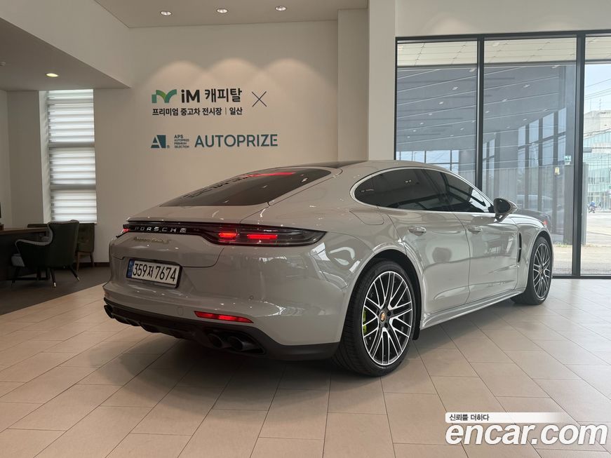 Porsche Panamera 2023