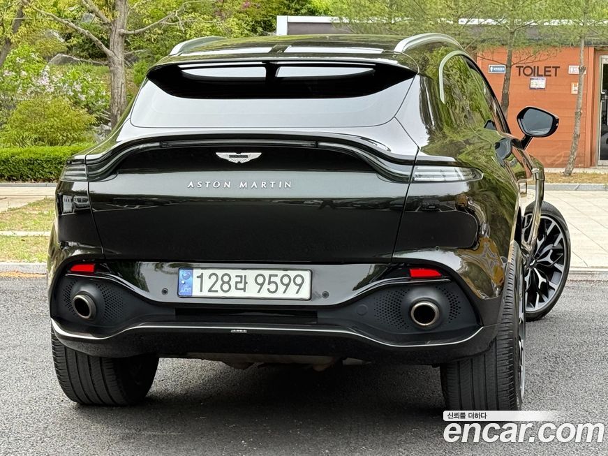 Astonmartin DBX 2021