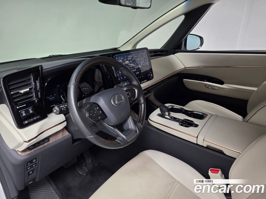 Lexus LM 2025