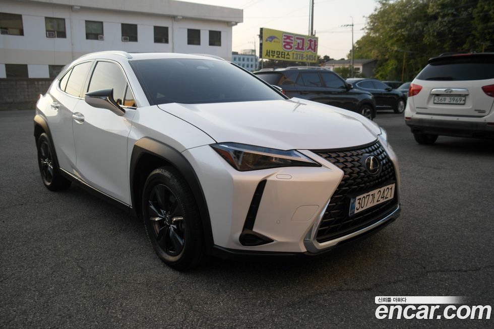 Lexus UX 2025