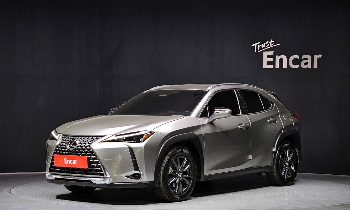 Lexus UX 2025