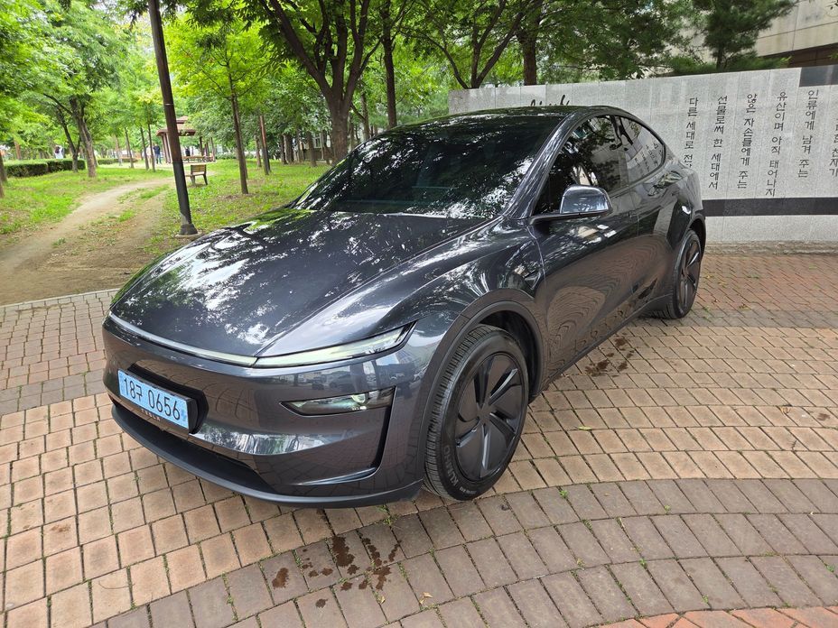 Tesla Model Y 2025