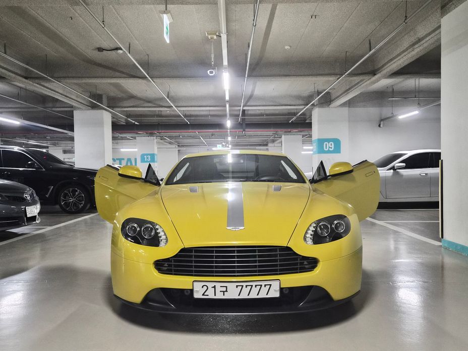 Astonmartin Vantage 2016