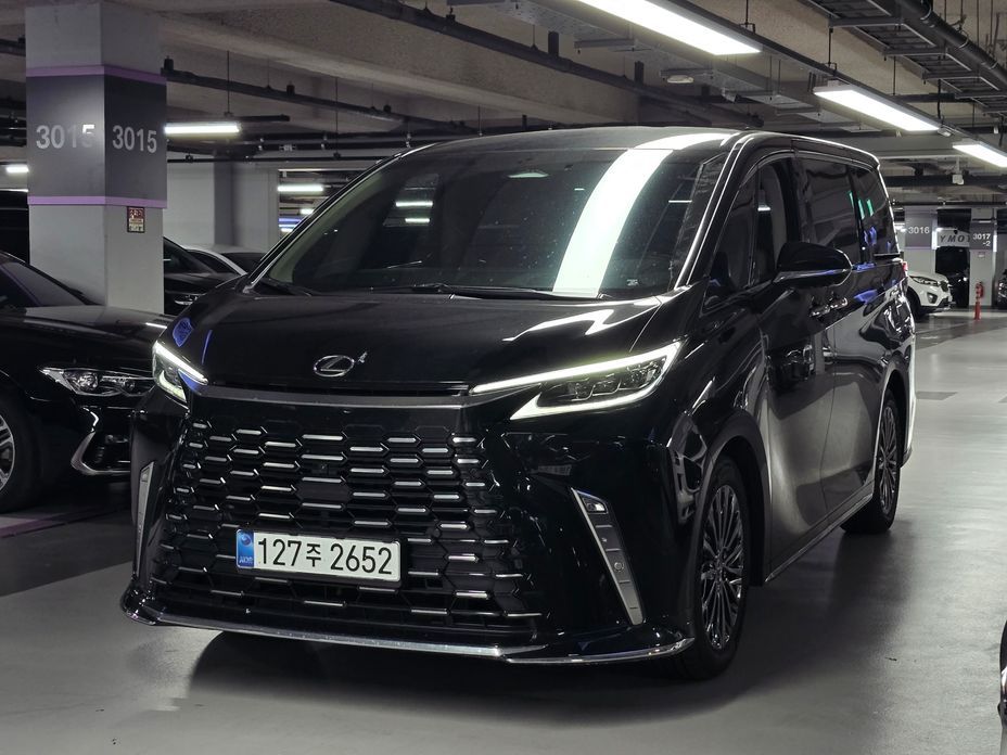 Lexus LM 2025