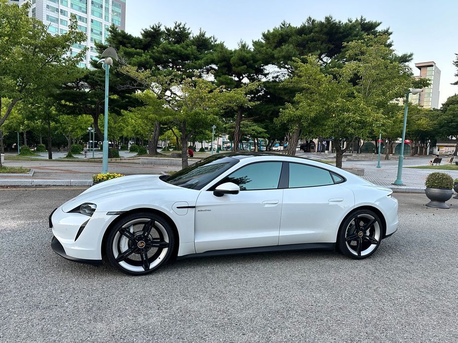 Porsche Taycan 2021