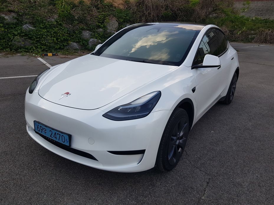 Tesla Model Y 2025