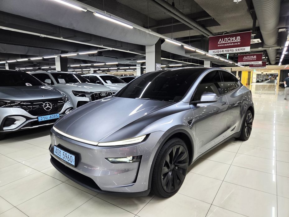 Tesla Model Y 2025
