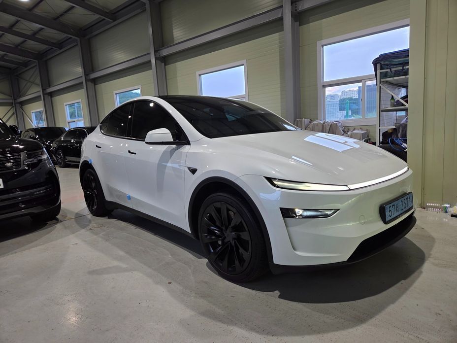 Tesla Model Y 2025