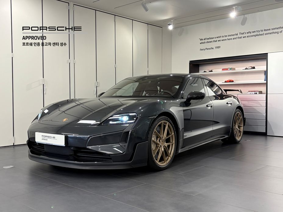 Porsche Taycan 2025