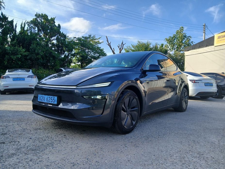 Tesla Model Y 2025