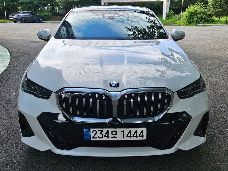 BMW 5-Series 2024