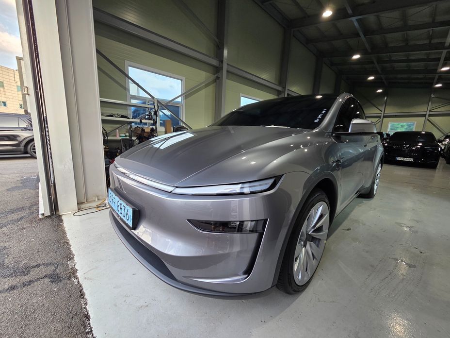 Tesla Model Y 2025