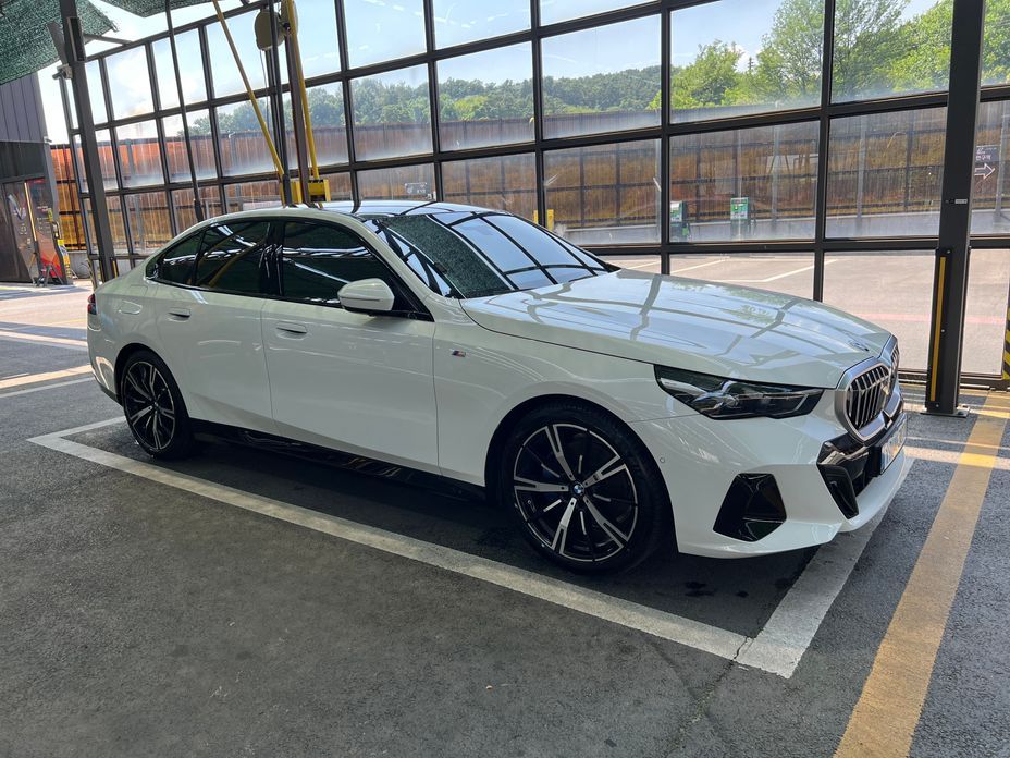 BMW 5-Series 2024
