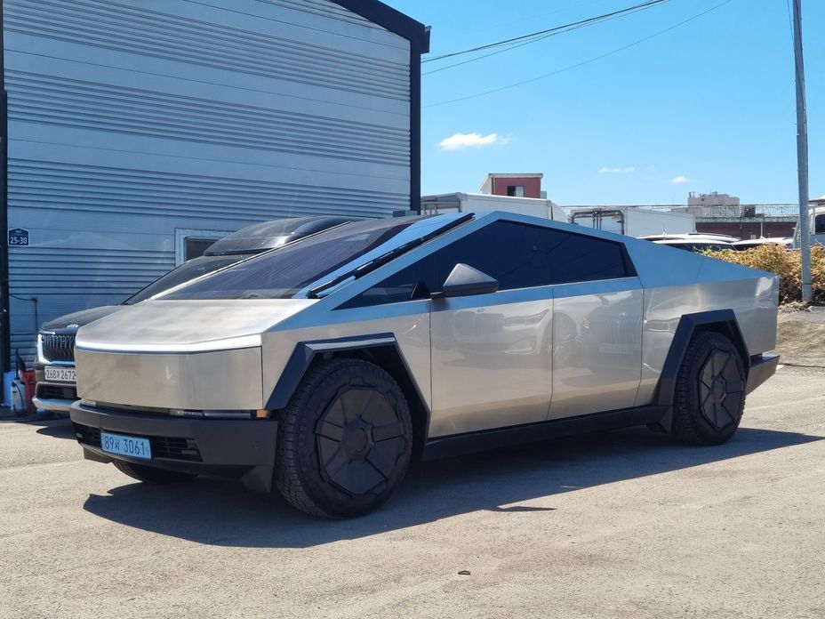 Tesla Cybertruck 2025