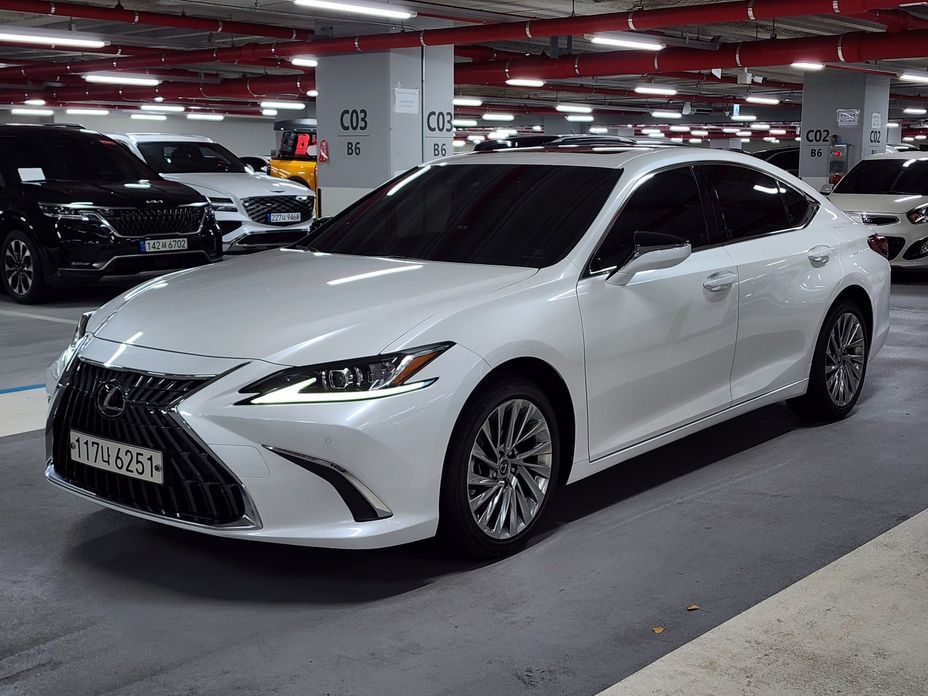 Lexus ES 2025