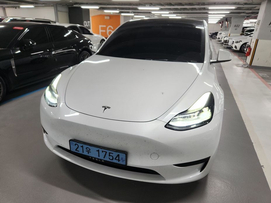 Tesla Model Y 2024