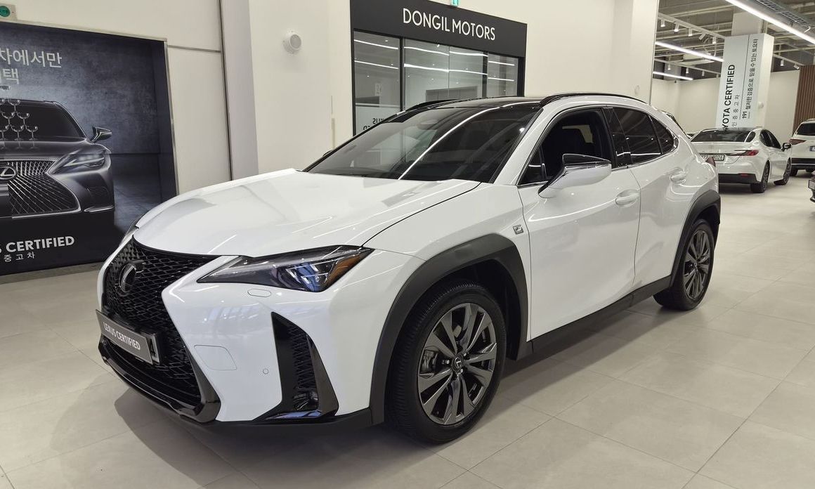 Lexus UX 2025