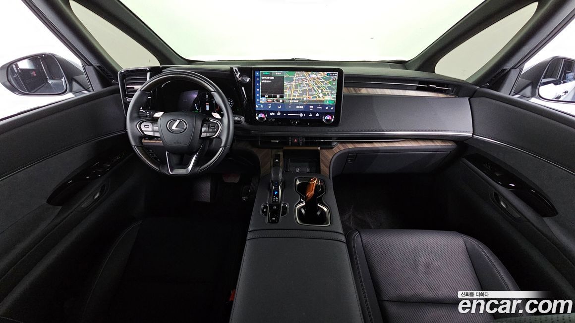 Lexus LM 2025