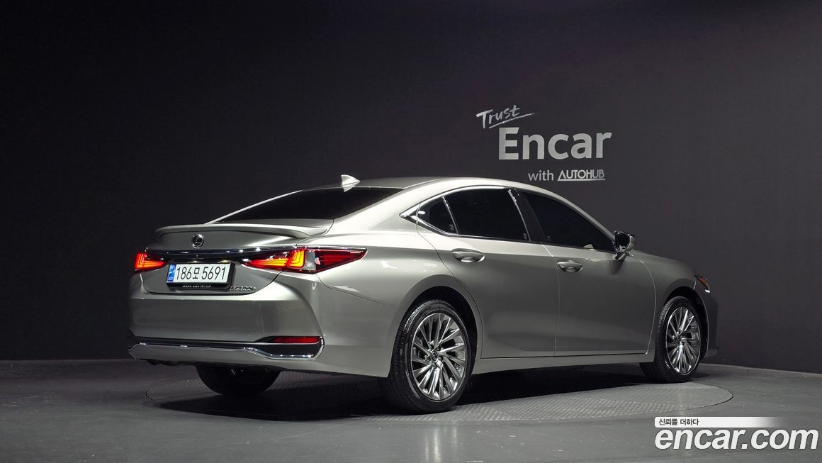 Lexus ES 2025