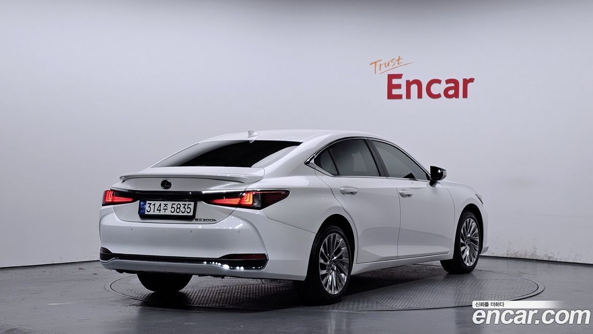Lexus ES 2023