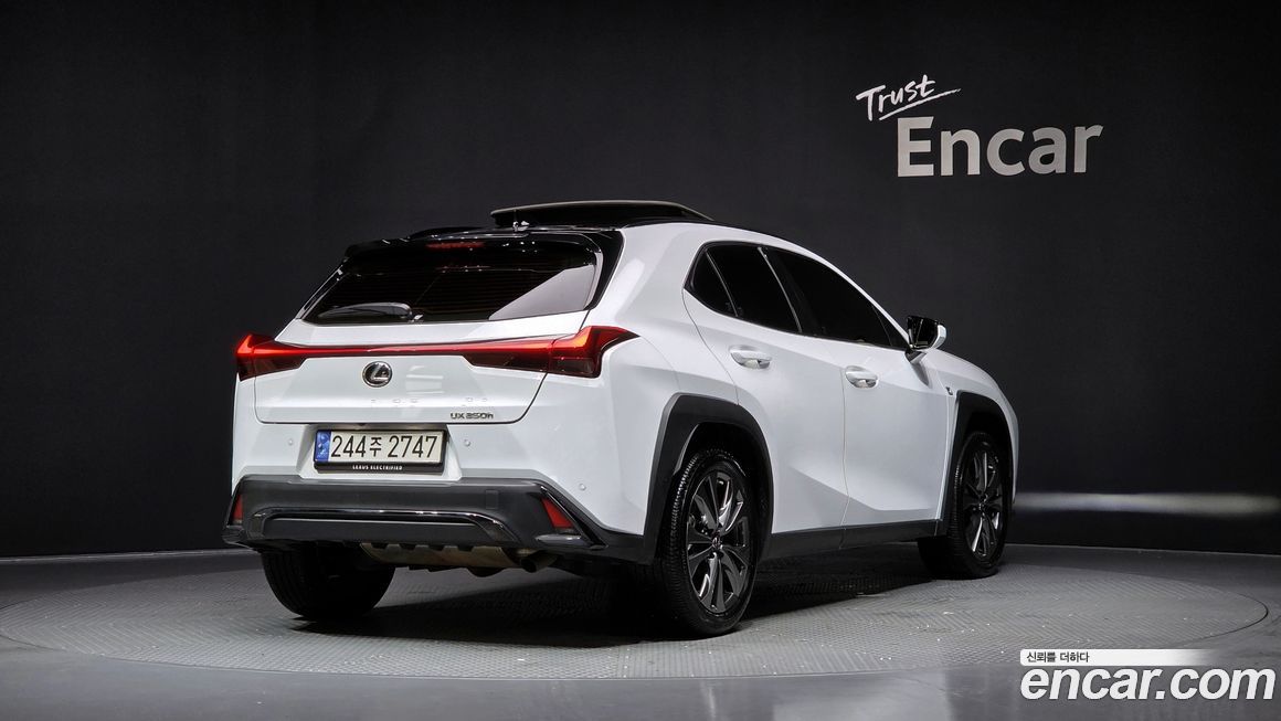 Lexus UX 2024