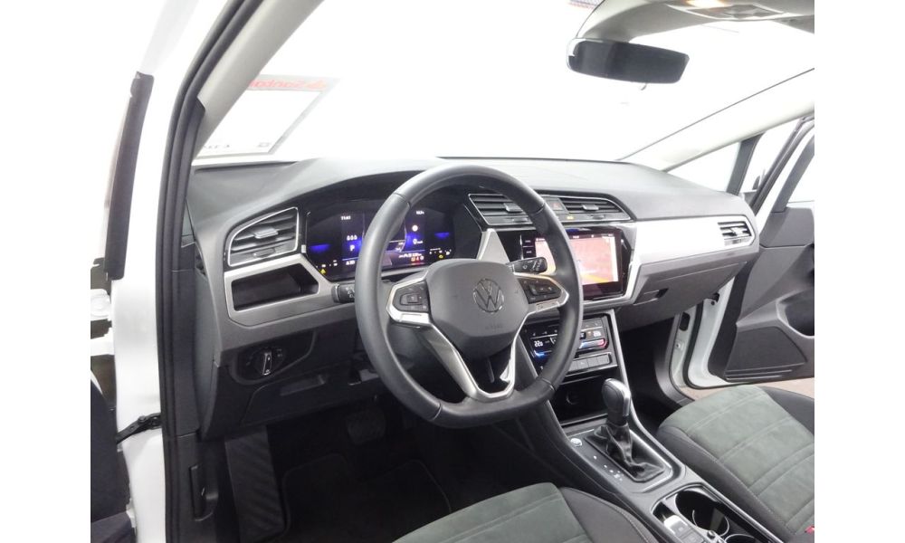 568745