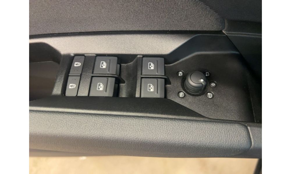 647853