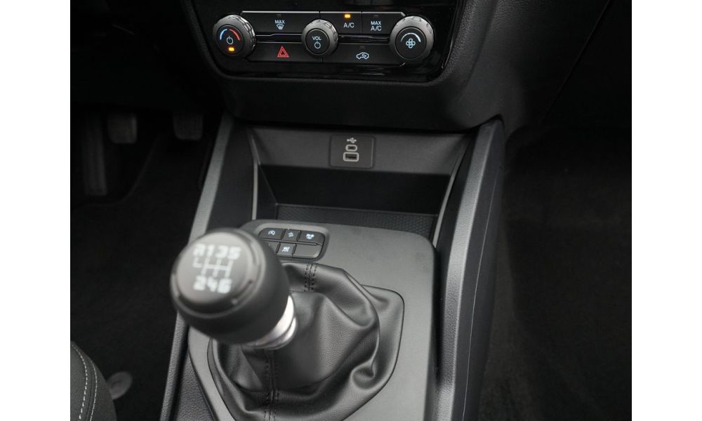 699136