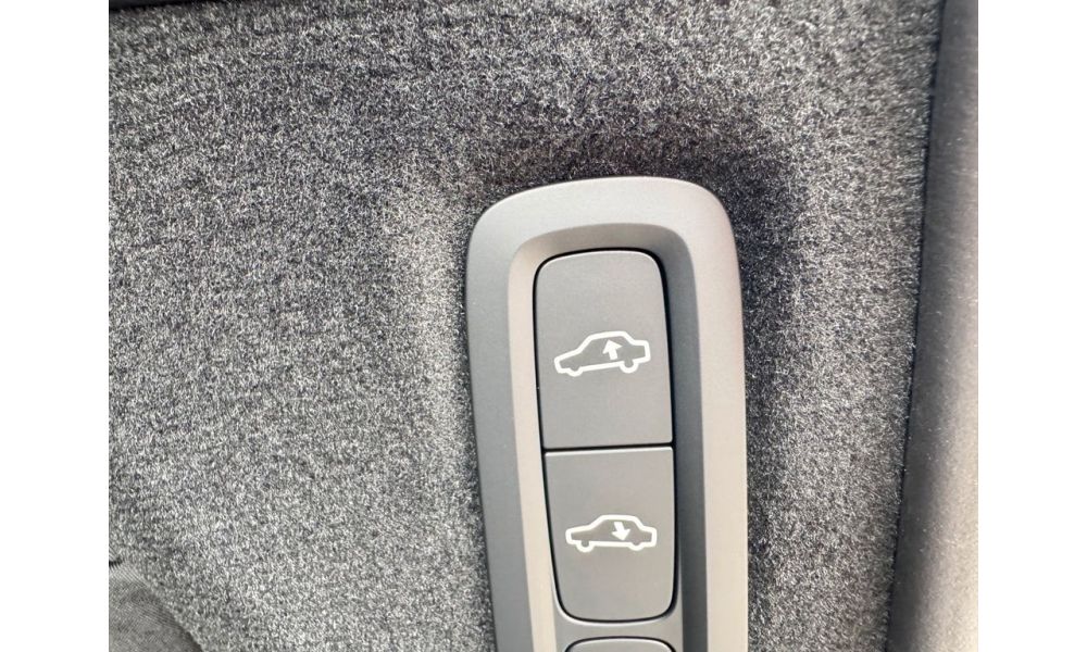 921102
