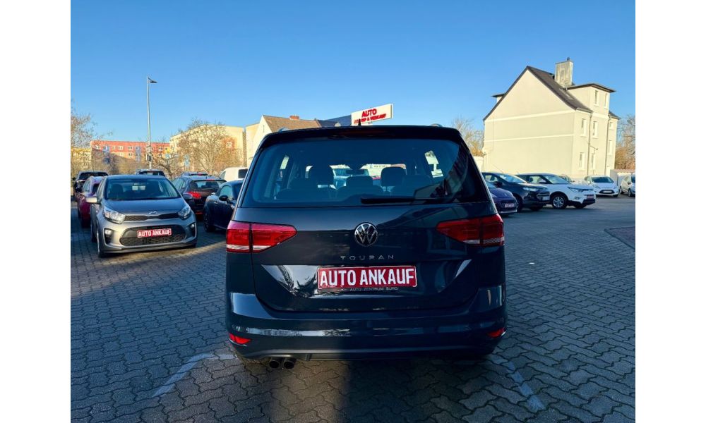 643121