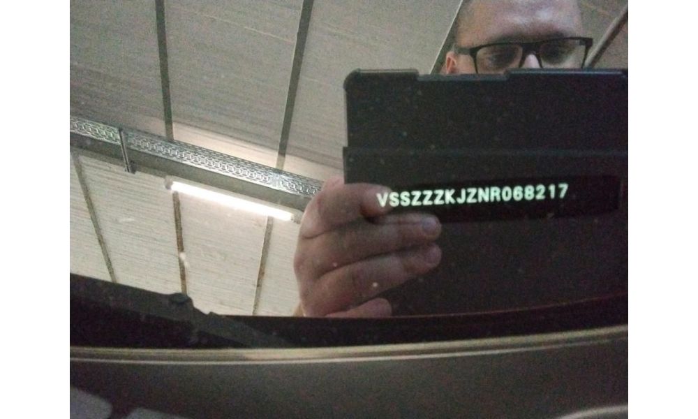 882735