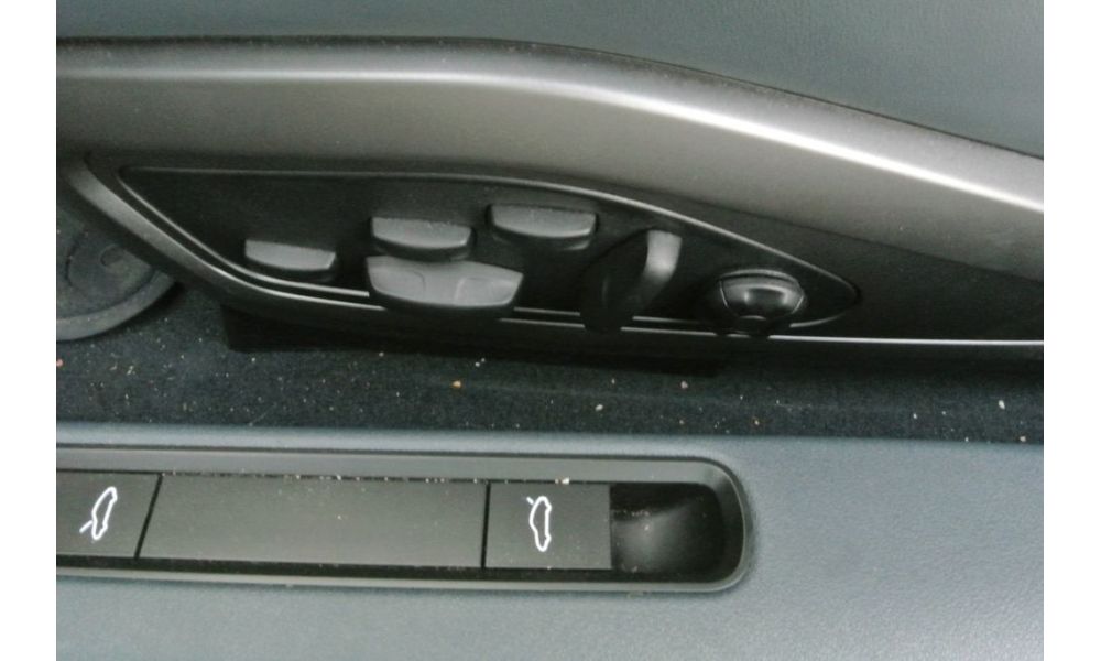 978843
