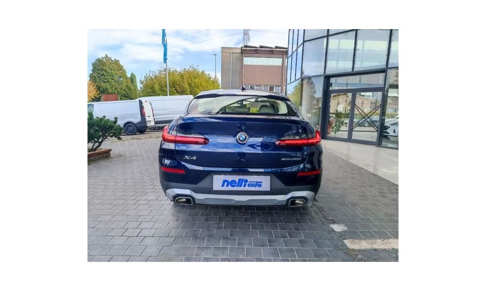 891838