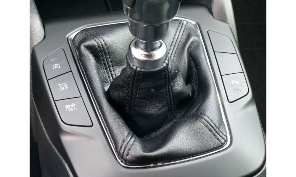 943233