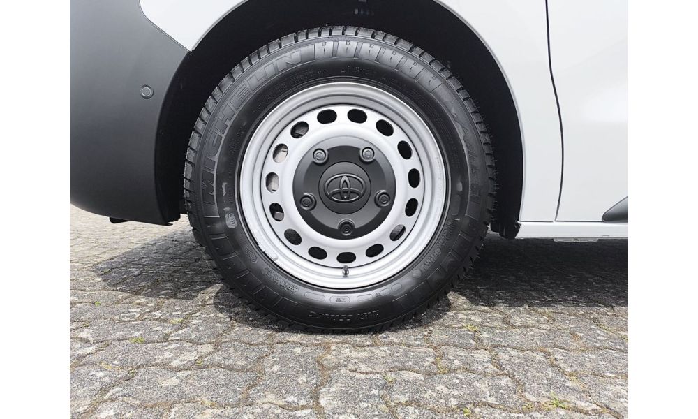 21832