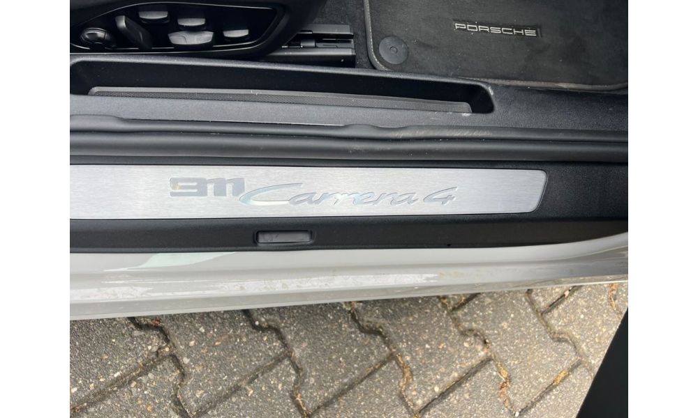 858100