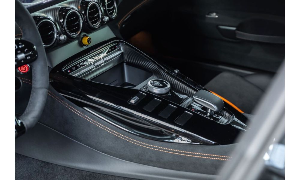 543896