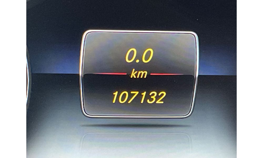 562983