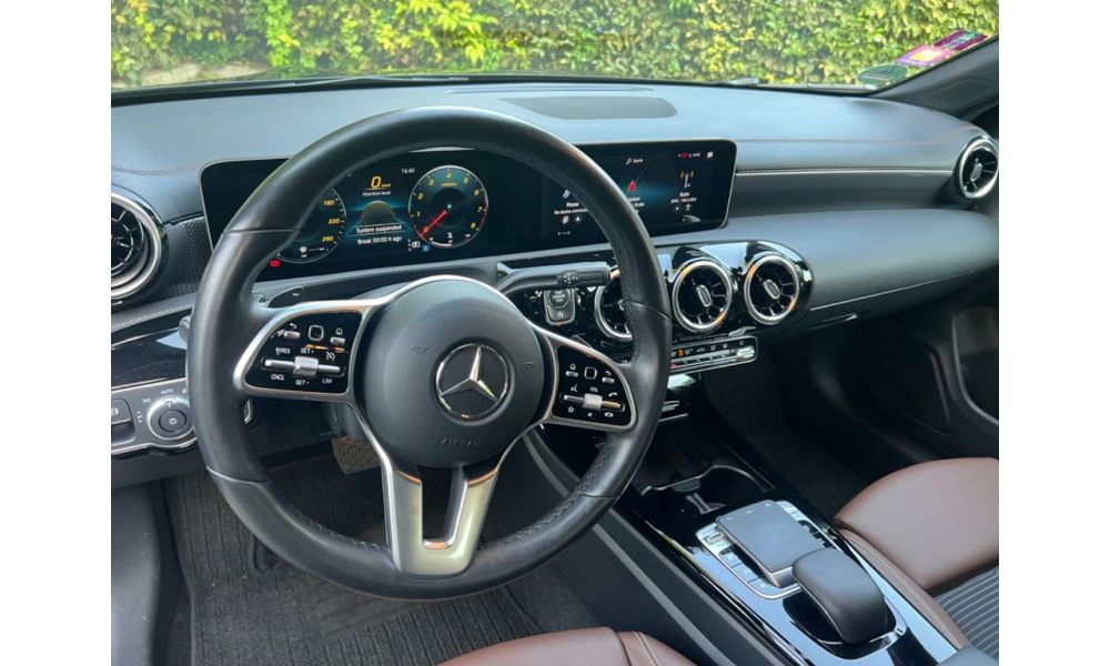 979025