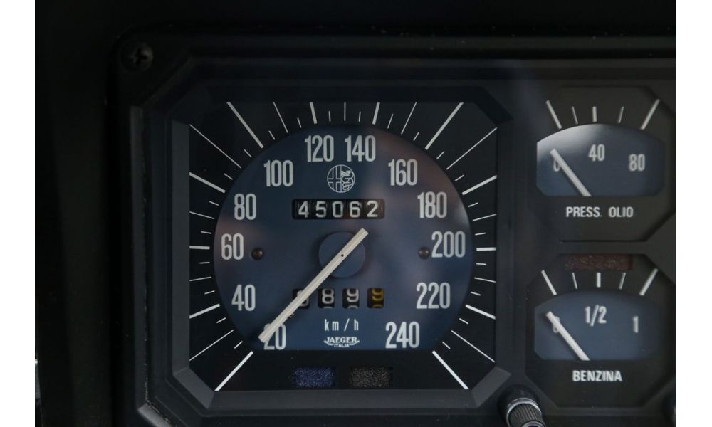 865818
